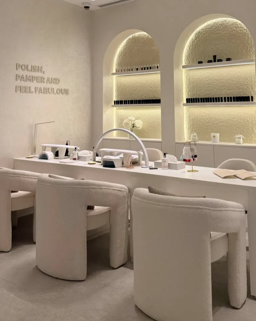 Cabine soin des ongles de Bloom Studio, fauteuils crème et niches lumineuses
