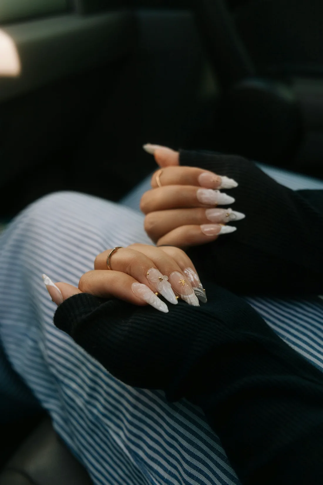 Nail art élégant dans une lumière tamisée