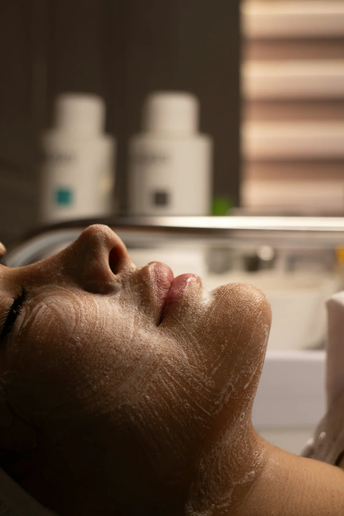 Soin du visage chez Bloom Studio, lumière chaude et tamisée